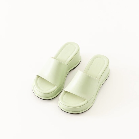 Shop Peche Frida Chunky Platform Slides - Picture 2 of 5